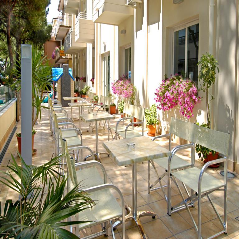 Hotel Muccioli Misano Adriatico Bagian luar foto