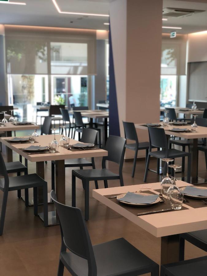 Hotel Muccioli Misano Adriatico Bagian luar foto