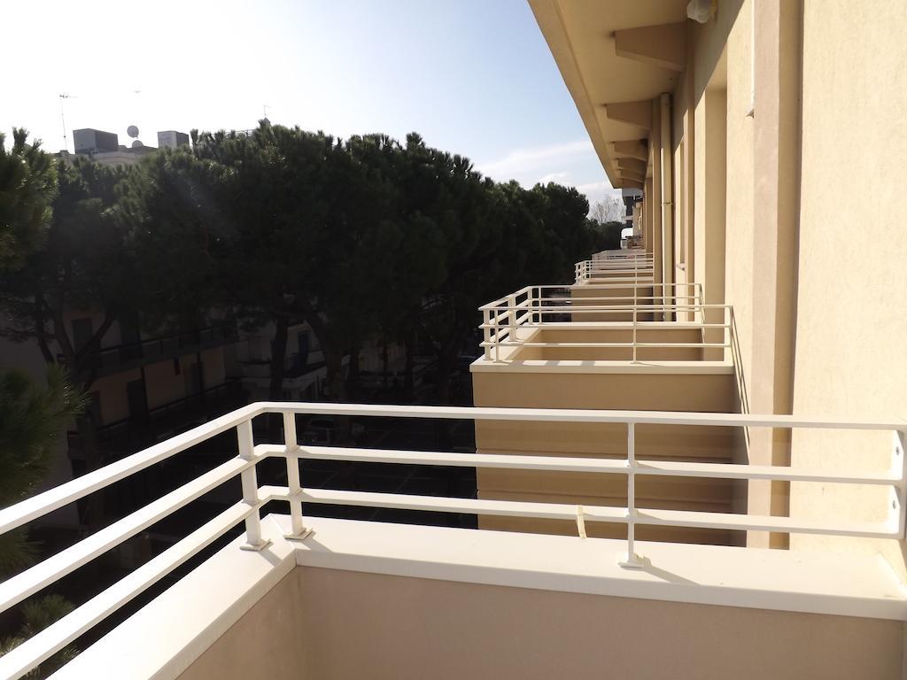 Hotel Muccioli Misano Adriatico Bagian luar foto