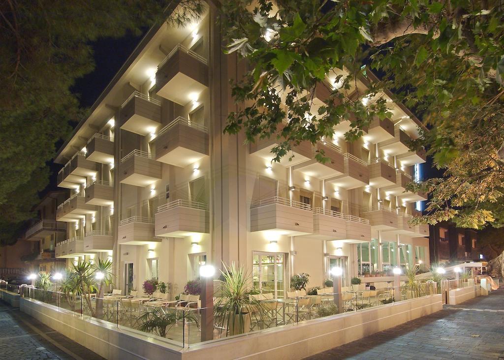 Hotel Muccioli Misano Adriatico Bagian luar foto