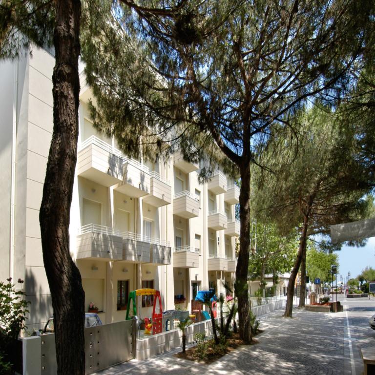 Hotel Muccioli Misano Adriatico Bagian luar foto