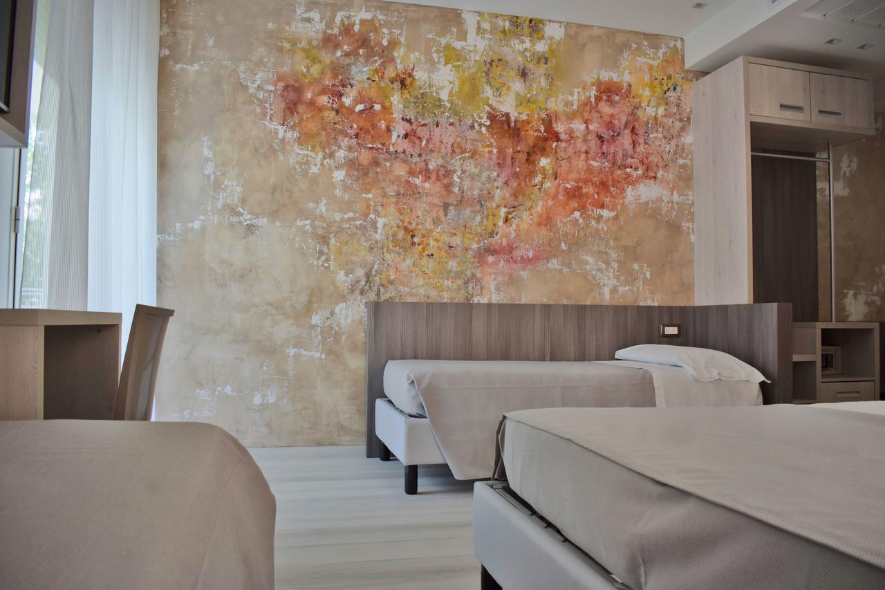 Hotel Muccioli Misano Adriatico Bagian luar foto